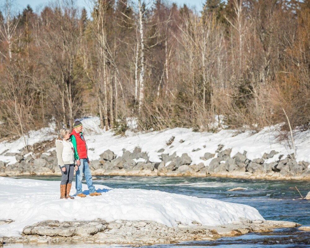 Ein Paar beim Winterspaziergang an der Isar