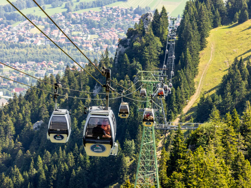 Gondeln der Brauneck Bergbahn mit Lenggries im Hintergrund
