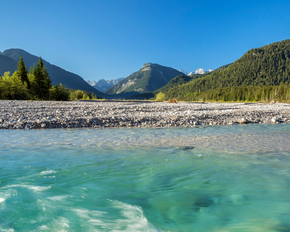 Wildfluss Isar mit Stromschnellen in Lenggries