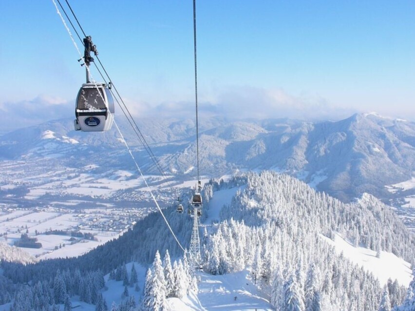 Blick auf die Kabinenbahn Brauneck Bergbahn im Winter