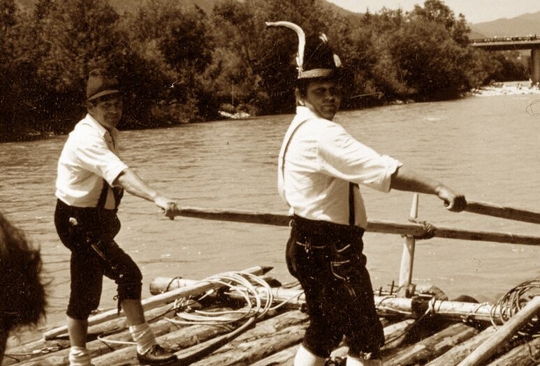 Ein historisches Foto von zwei Flößern auf der Isar