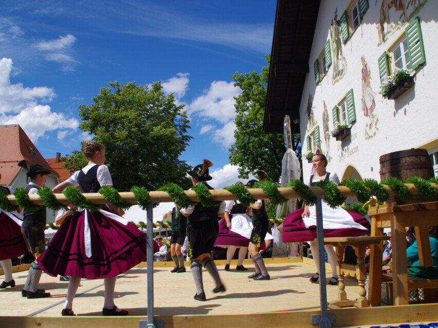 Trachtler-Jugend beim Platteln auf Bühne am Rathausplatz