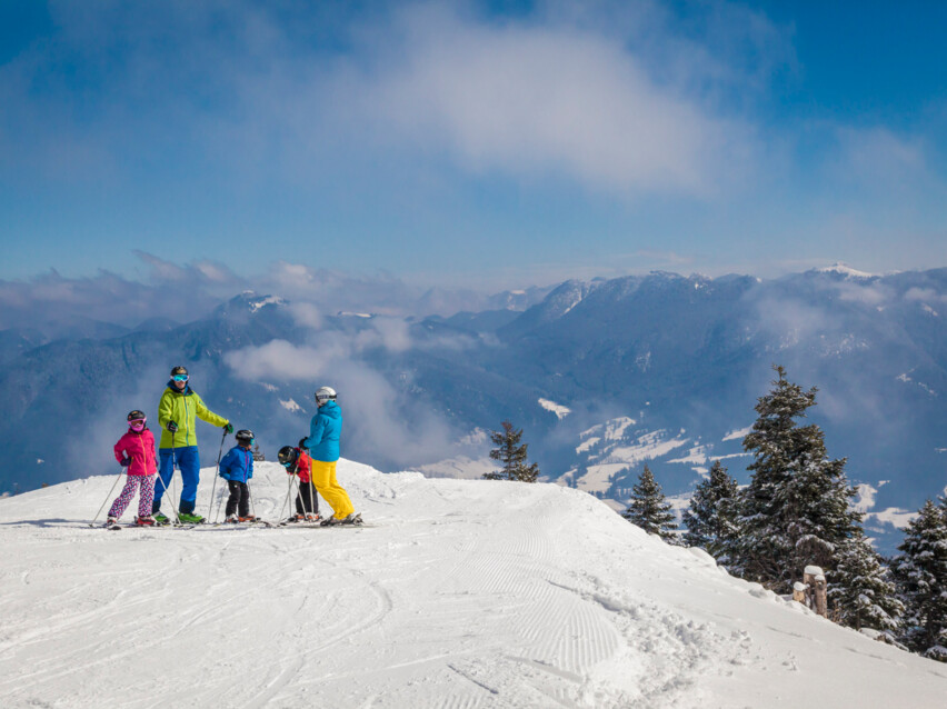 Familie am Brauneck beim Skifahren