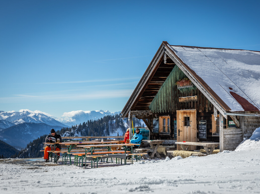 Skifahrer vor der Strasser Alm im Winter