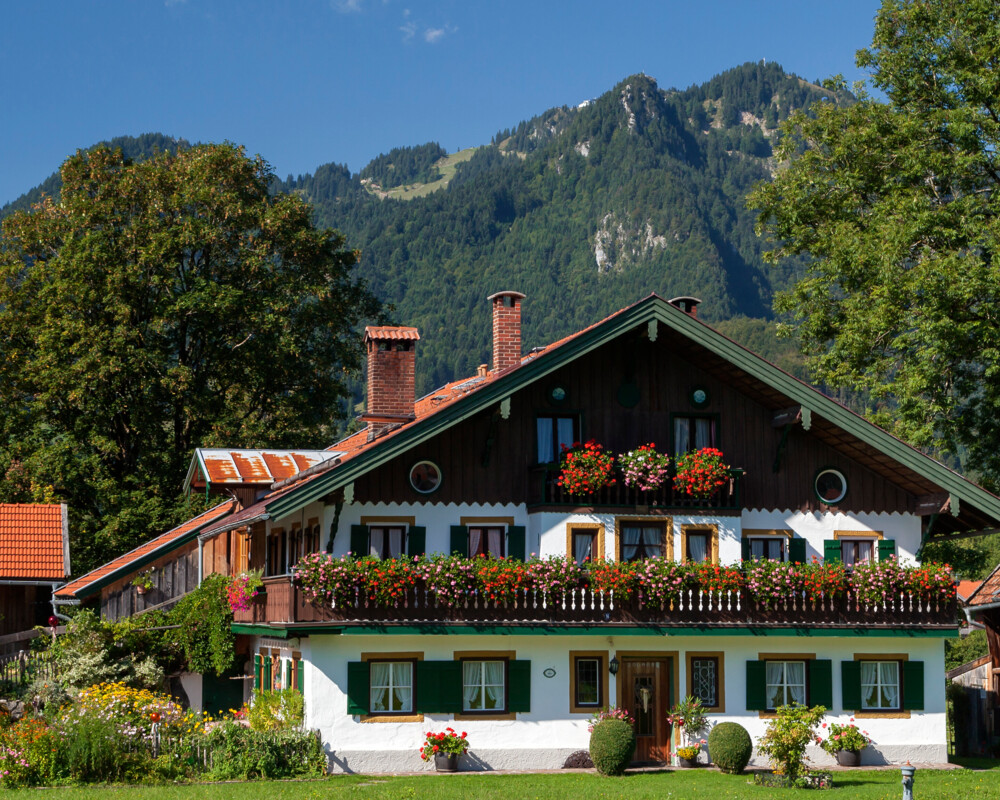 Außenansicht vom Gästehaus Zum Jäger in Lenggries