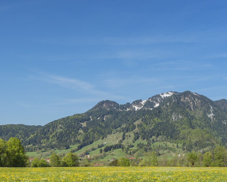 Frühling in Lenggries mit Blick auf das Brauneck
