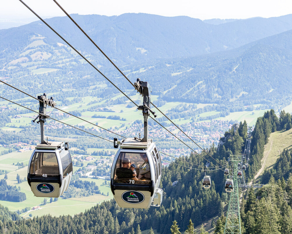 Kabinen der Brauneck Bergbahn mit Blick ins Tal