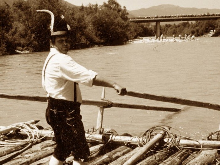Ein historisches Foto von zwei Flößern auf der Isar