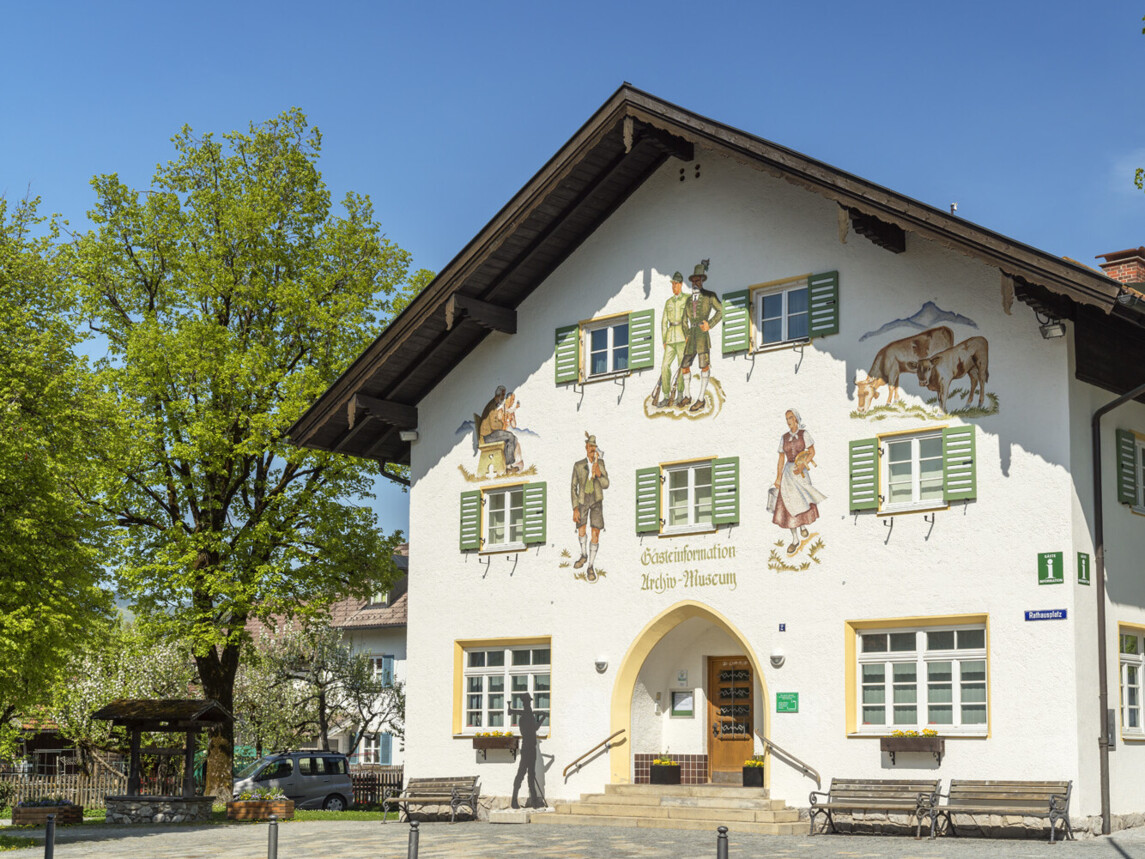 Außenansicht der Tourist Information und des Museum Lenggries