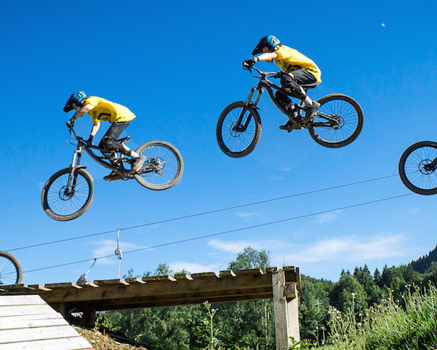 Ein Junge springt mit Bike im Bogen im Bikepark Lenggries