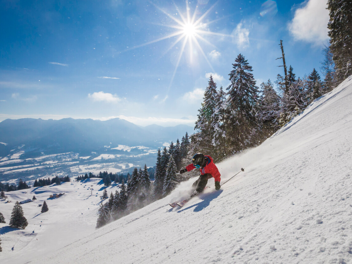 Ein Skifahrer am Steilhang mit Blick in den Isarwinkel