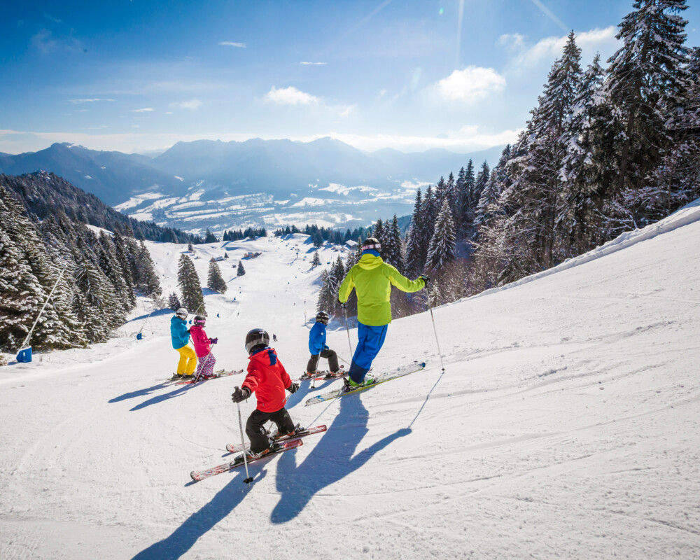 Familie beim Skifahren am Brauneck in Lenggries