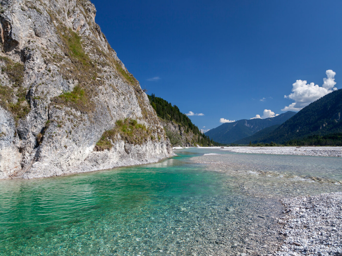 Obere Isar mit glasklarem Wasser bei Lenggries