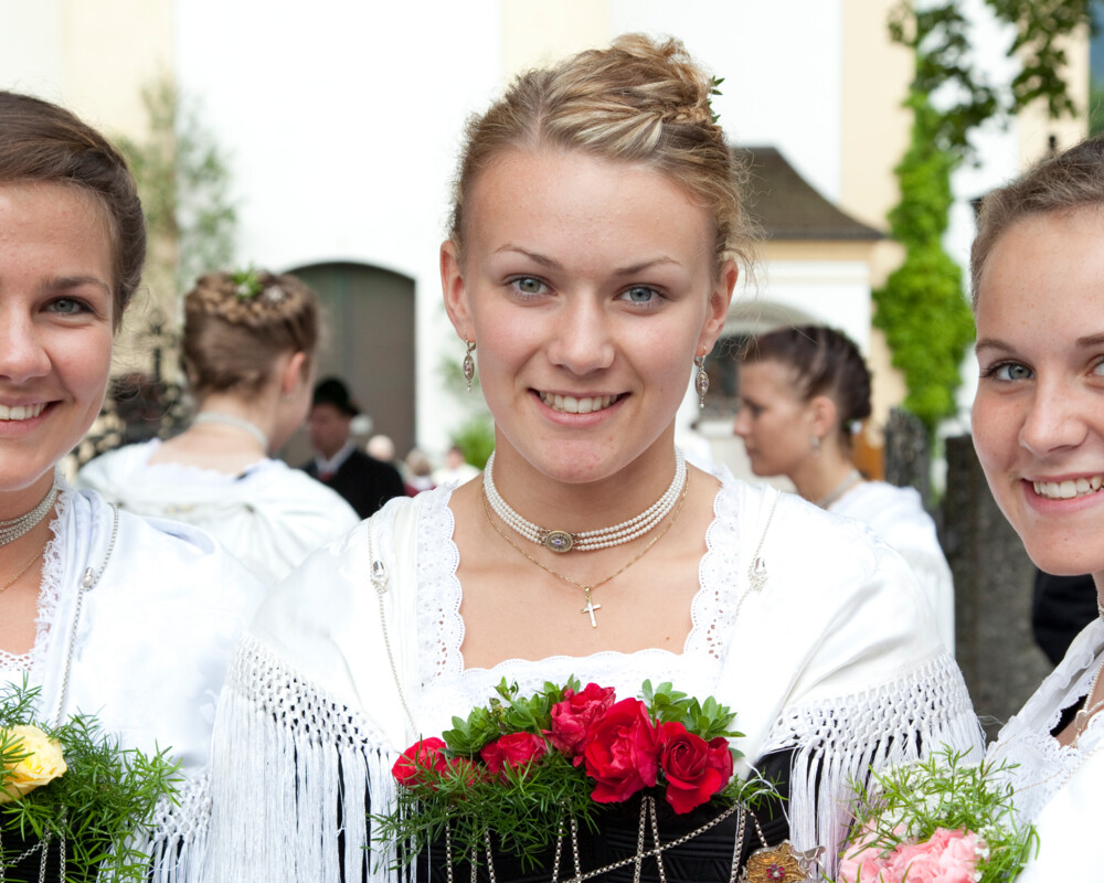 Drei junge Frauen in Tracht