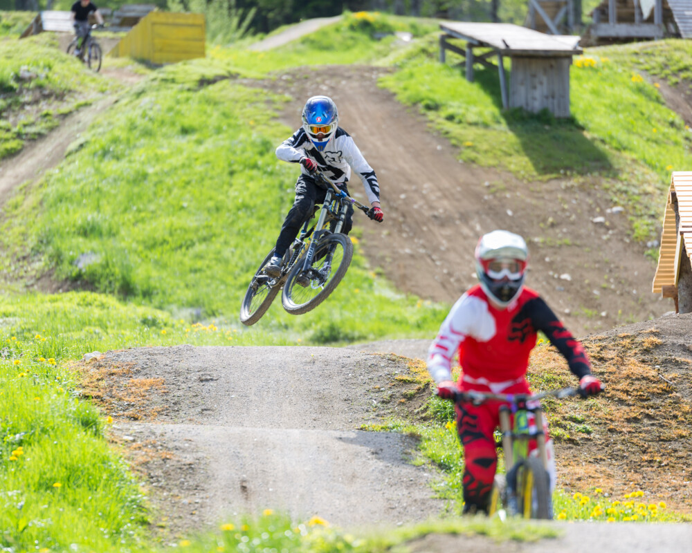 Zwei Downhill Radfahrer im Bikepark