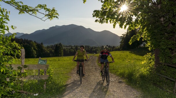 Mountainbiker in Lenggries mit Brauneck im Hintergrund