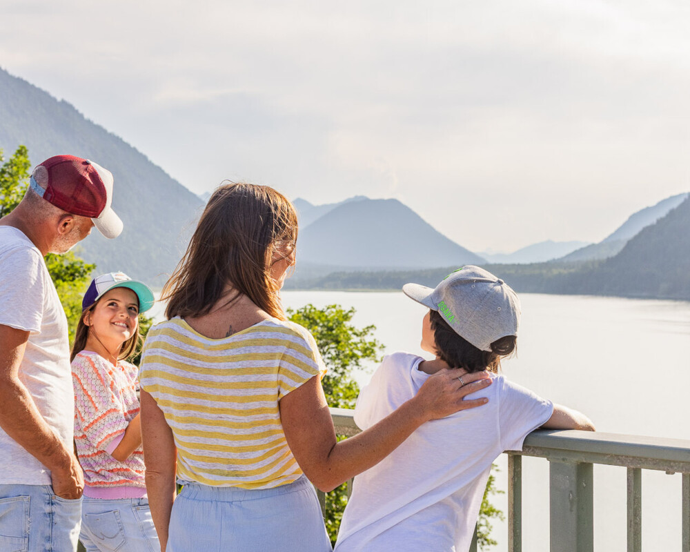 Familie auf der Faller-Klamm Brücke am Sylvensteinsee