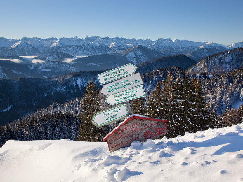 Beschilderung im Tiefschnee auf dem Brauneck