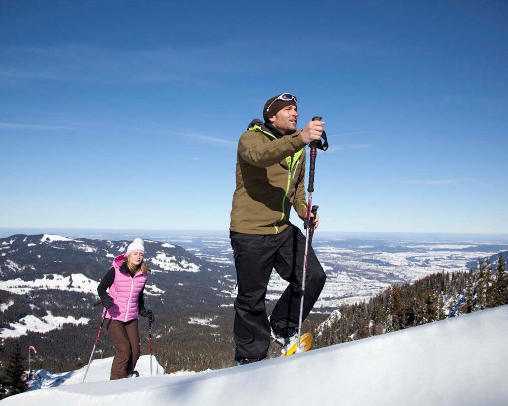 Zwei Schneeschuhgeher am Berghang