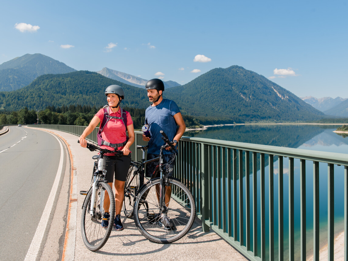 Paar beim Radfahren am Sylvensteinsee