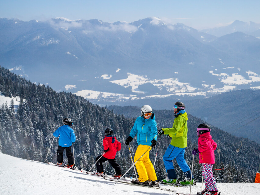 Familie beim Skifahren am Brauneck