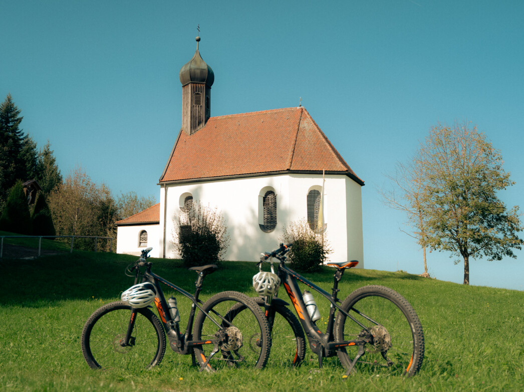Pestkapelle in Wackersberg mit zwei E-Bikes im Vordergrund