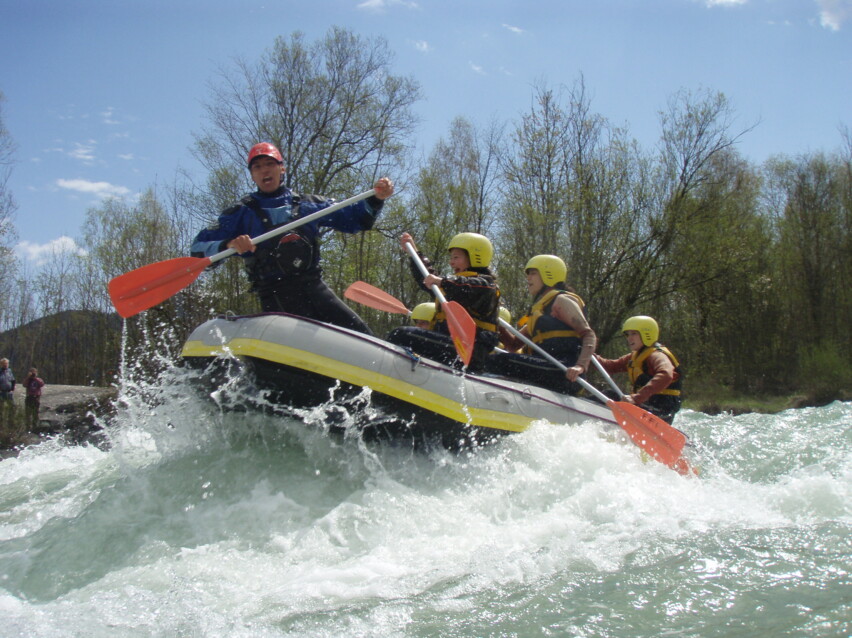 Raftinggruppe im Schlauchboot auf der Isar