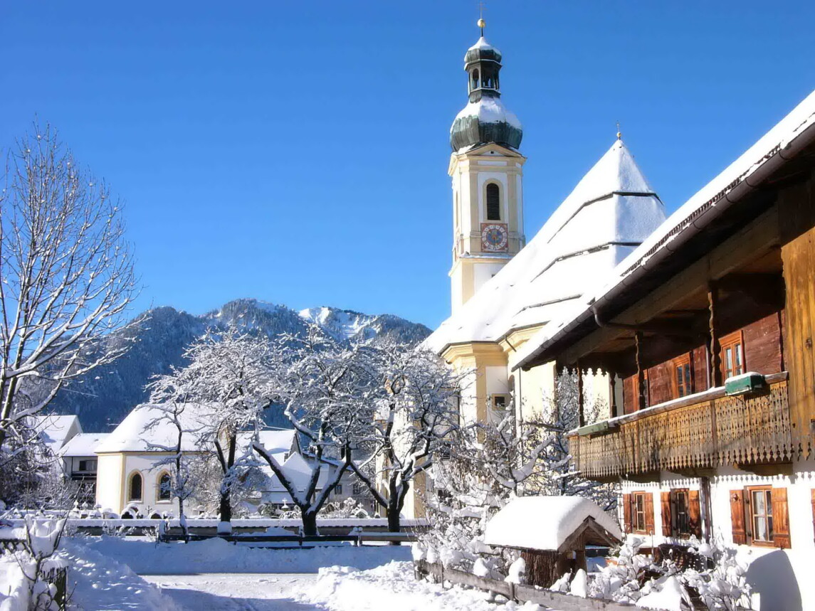 unbekannt, Lenggries im Winter Blick auf die Pfarrkirche im Winter in Lenggries