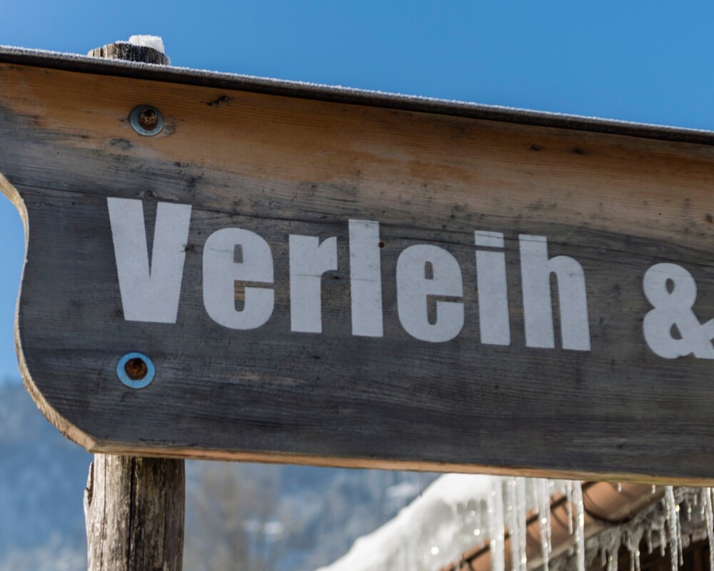 Holzschild Skiverleih im Winter