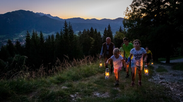 unbekannt, Laternenwanderung eine Familie bei einer Laternenwanderung im dunkeln