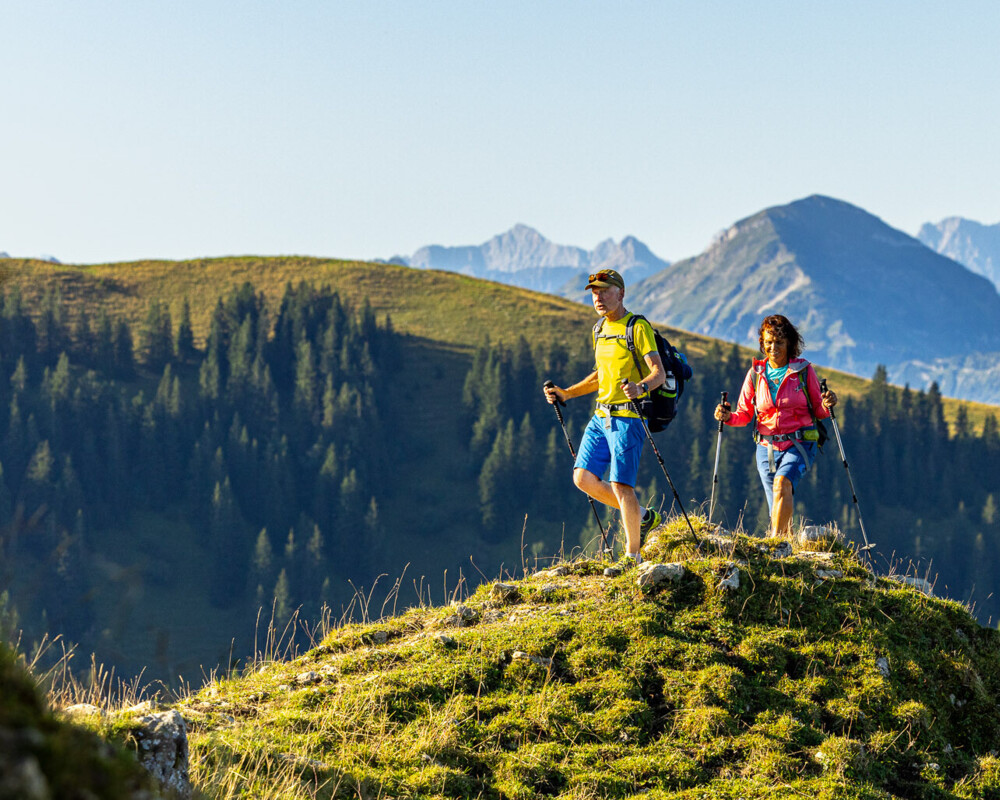 zwei Personen wandern auf dem Berg bei Sonnenschein