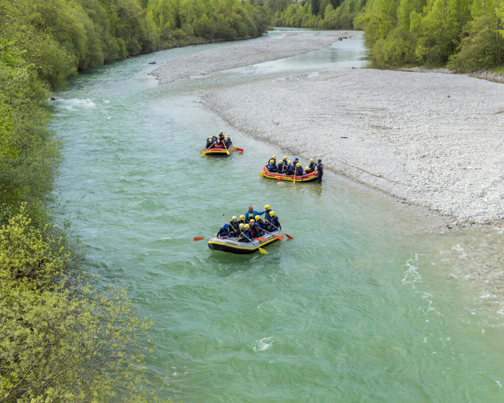 Drei Raftinggruppen auf der Isar