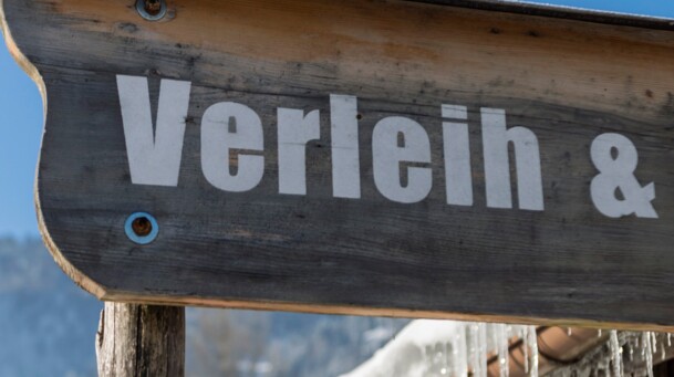 Holzschild Skiverleih im Winter