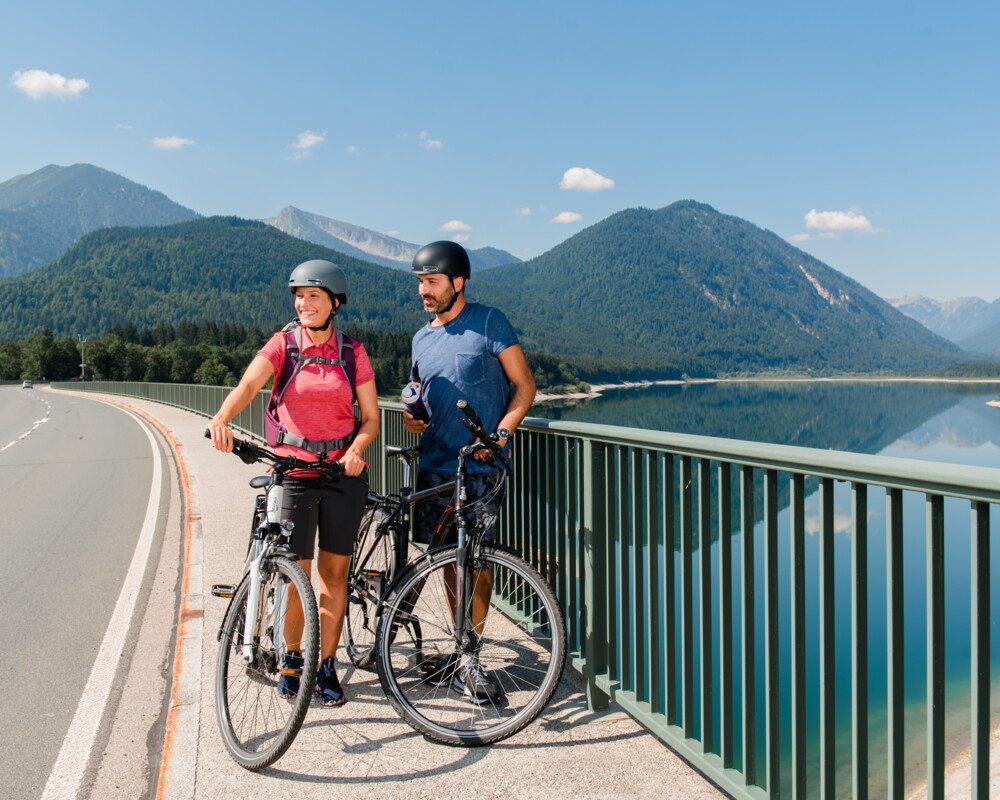 Paar beim Radfahren am Sylvensteinsee