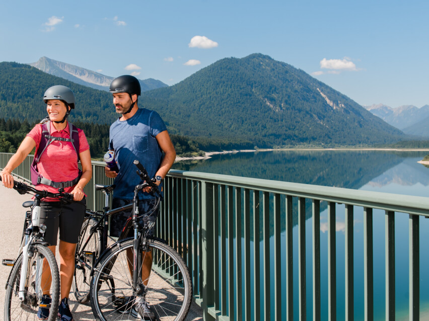 Paar beim Radfahren am Sylvensteinsee