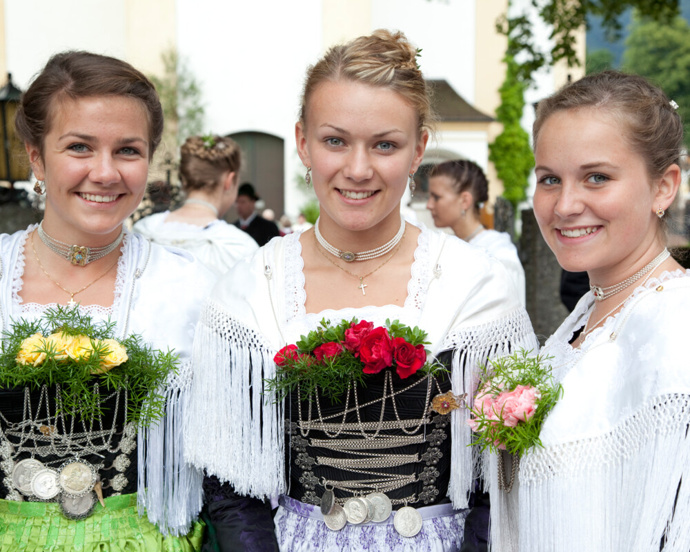 Drei junge Frauen in Tracht