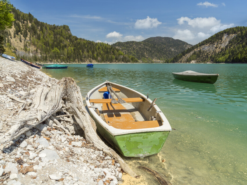 Boot am Ufer von Sylvensteinsee
