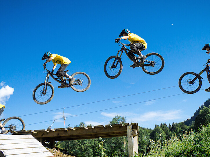 Ein Junge springt mit Bike im Bogen im Bikepark Lenggries