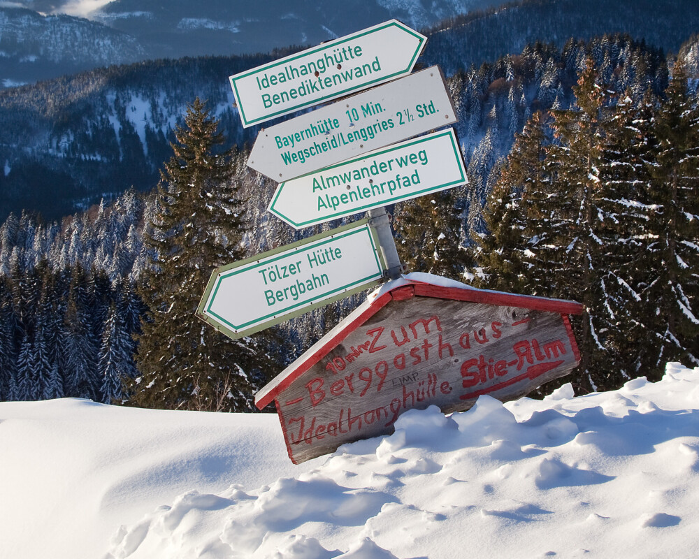 Beschilderung im Tiefschnee auf dem Brauneck