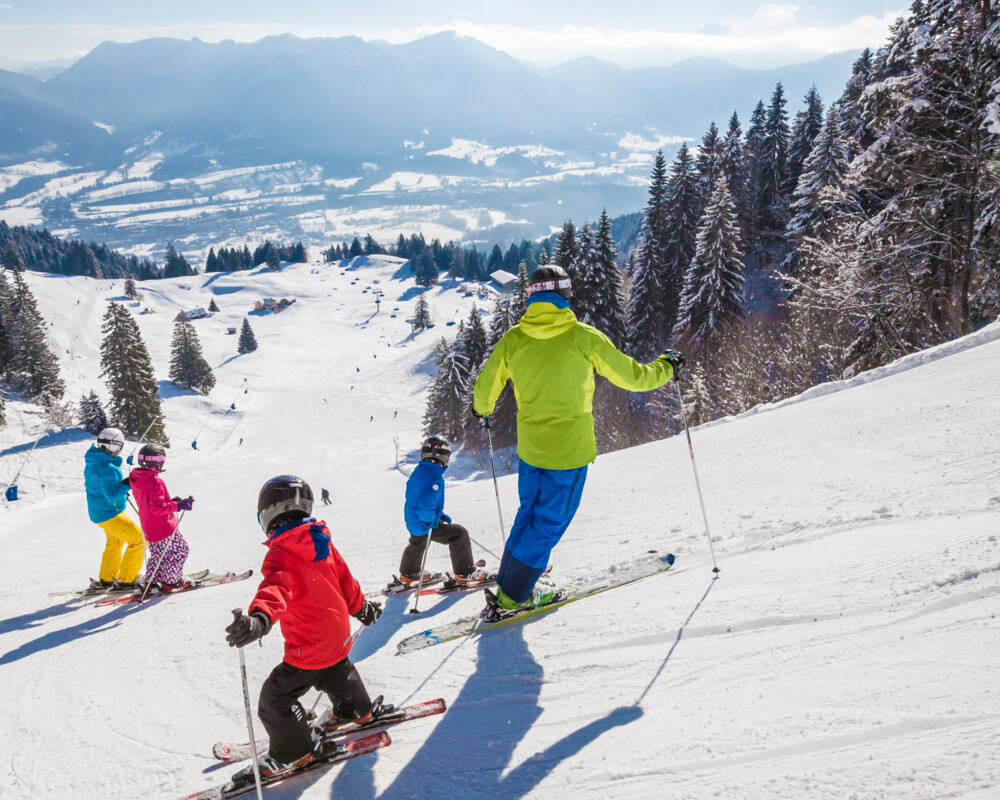 Familie beim Skifahren am Brauneck in Lenggries