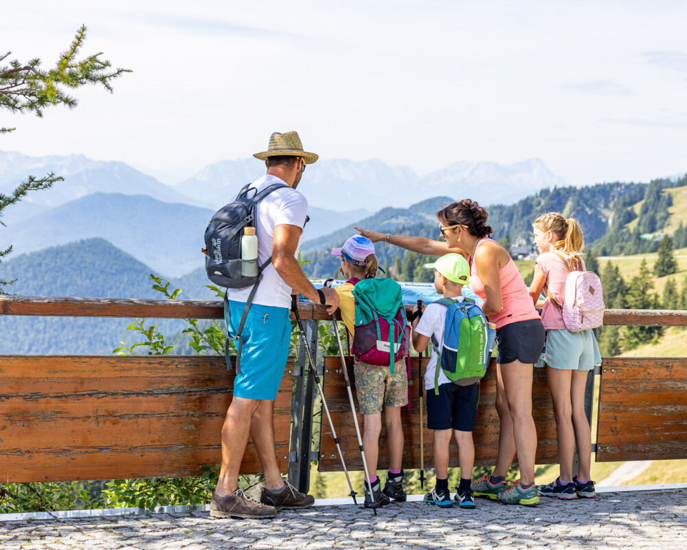 Familie bei der Panorama-Karte am Brauneck