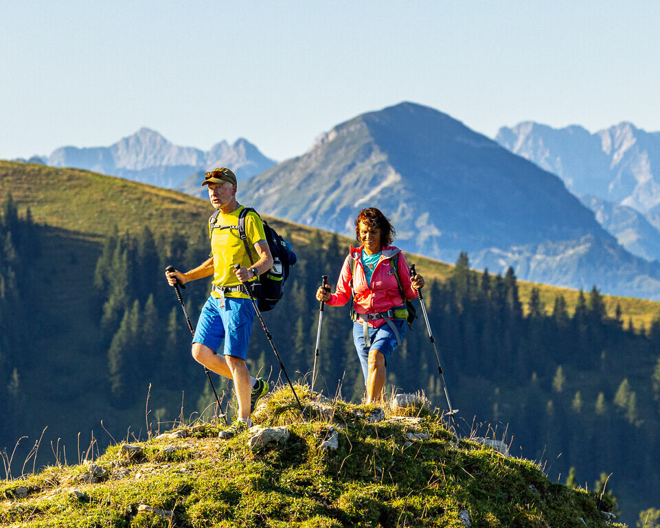 zwei Personen wandern auf dem Berg bei Sonnenschein