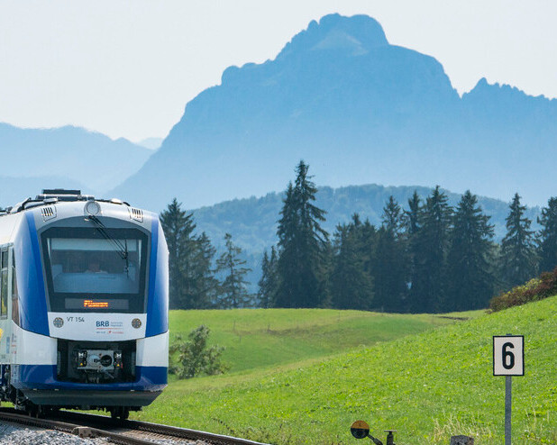 Zug mit Bergpanorama im Hintergrund