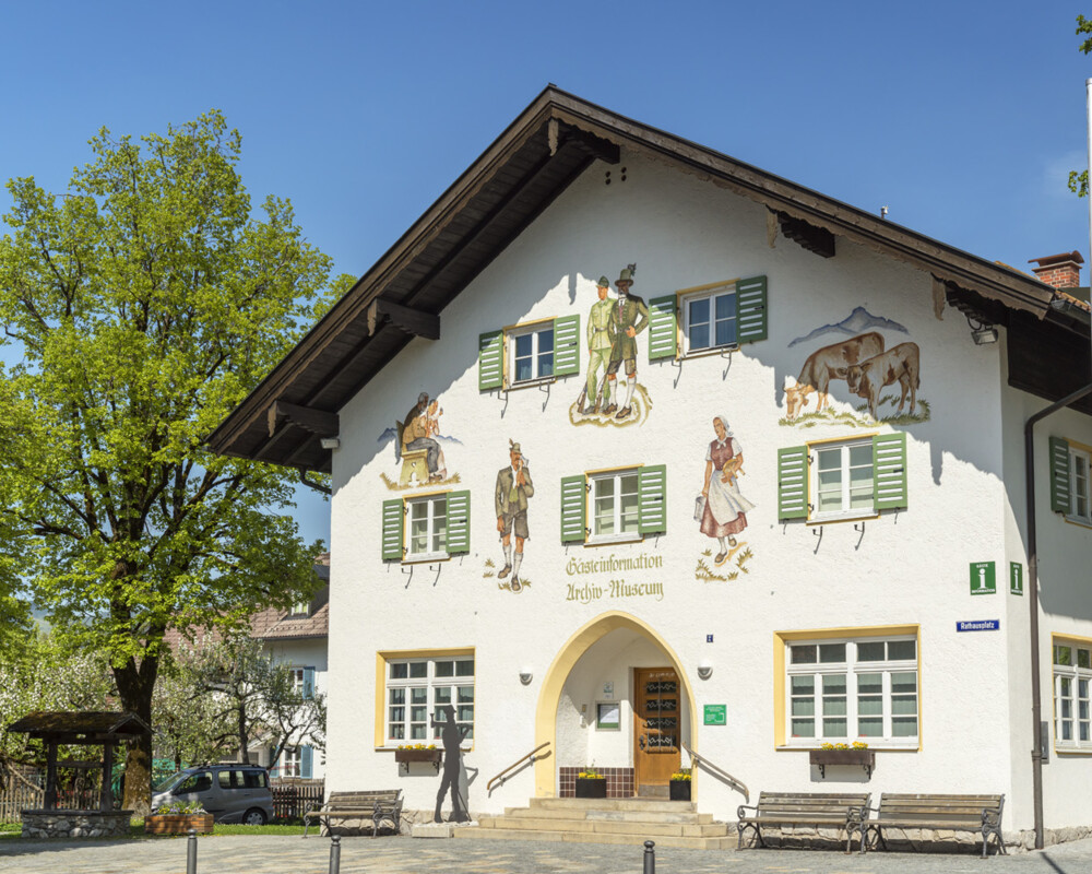 Außenansicht der Tourist Information und des Museum Lenggries