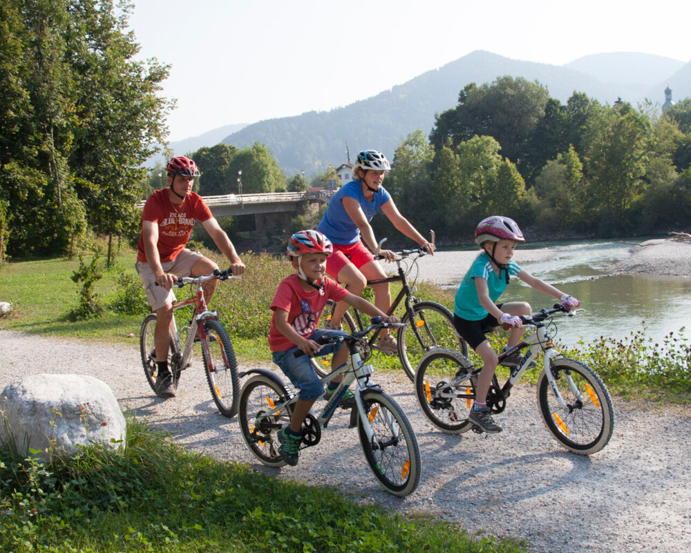 Familie radelt am Isarweg