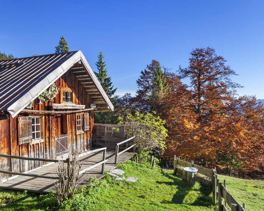 Herbststimmung bei einer Almhütte in Lenggries