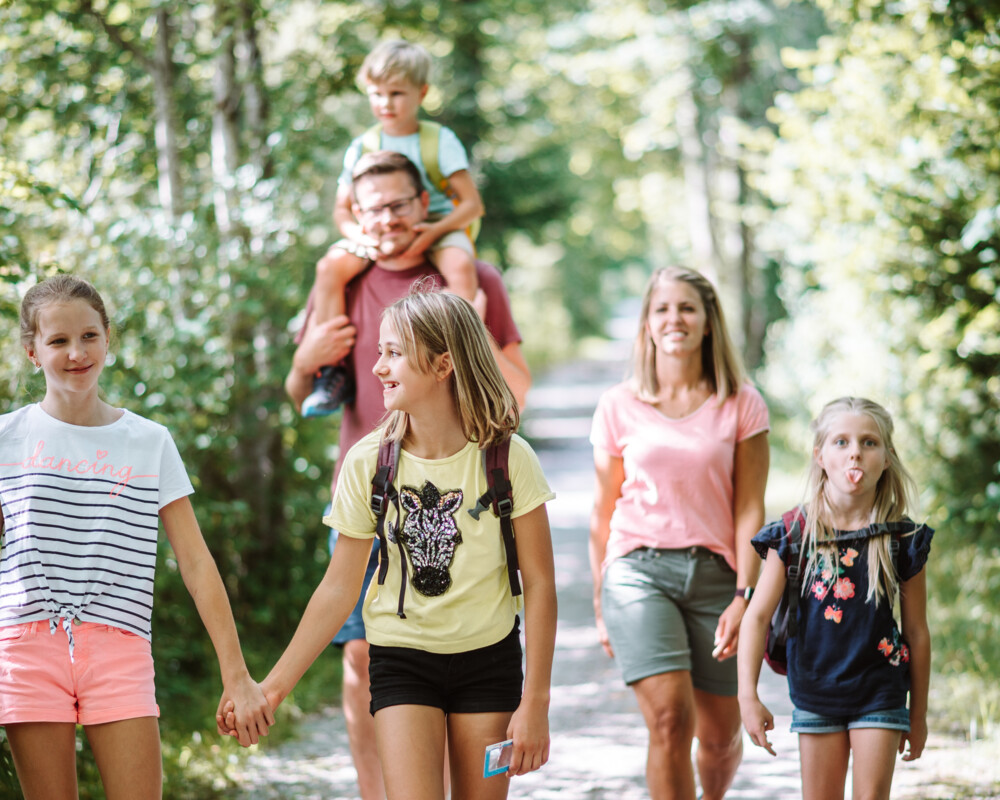 Familienspaziergang auf dem Isarweg