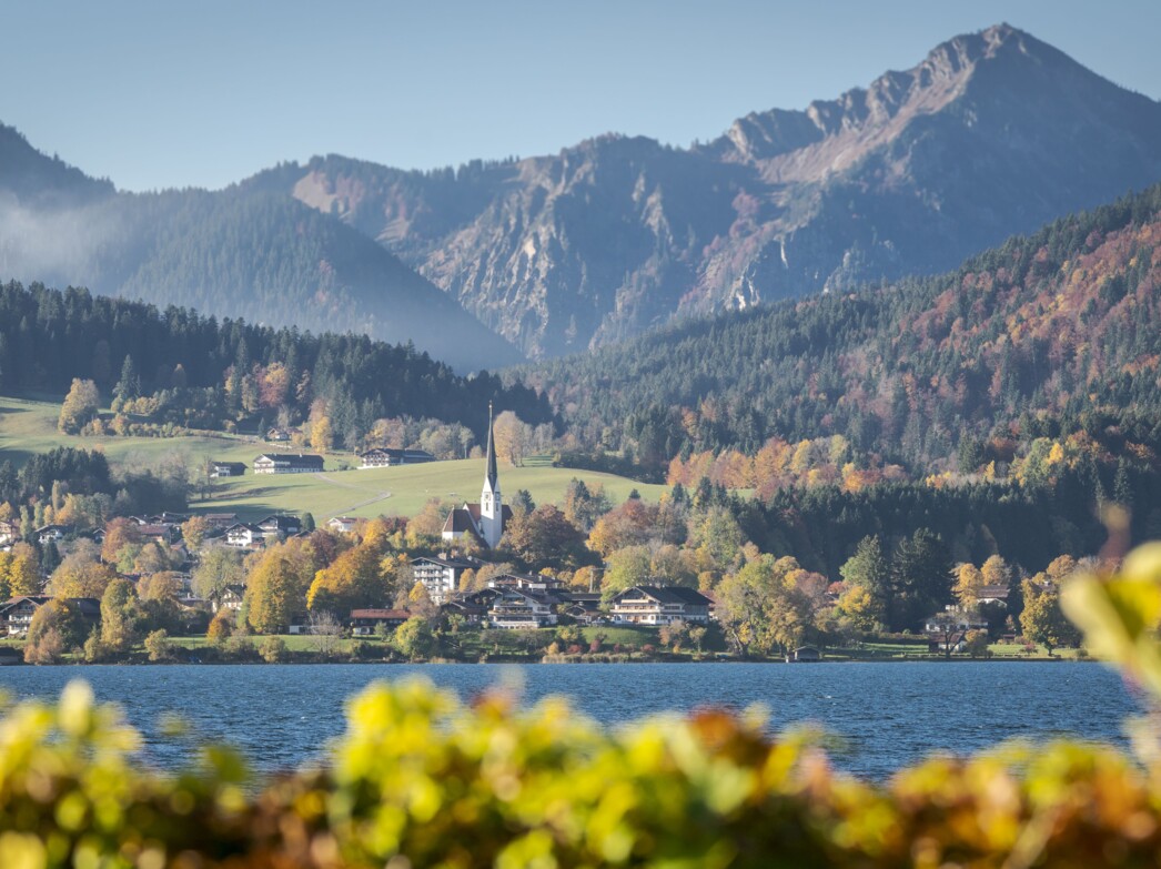 Der Tegernsee mit Bad Wiessee und Bergen im Hintergrund