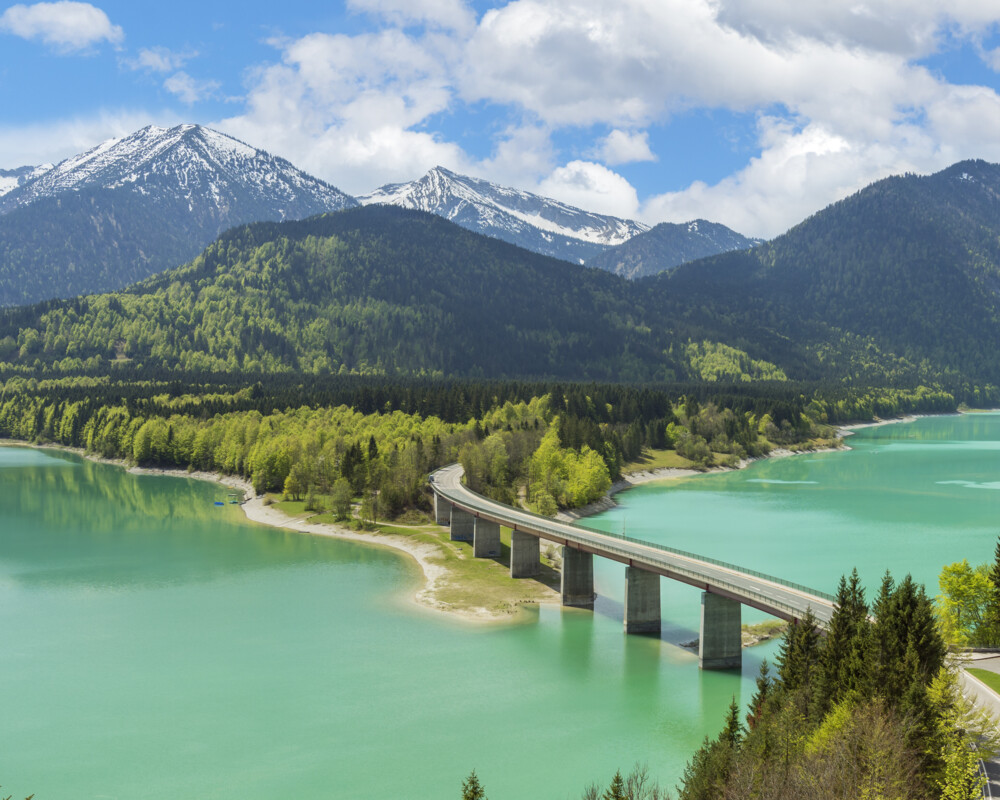 Tourismus Lenggries, Foto: C. Bäck, Sylvensteinsee mit Brücke Sylvensteinsee mit Brücke und verschneitem Karwendelgebirge im Hintergrund