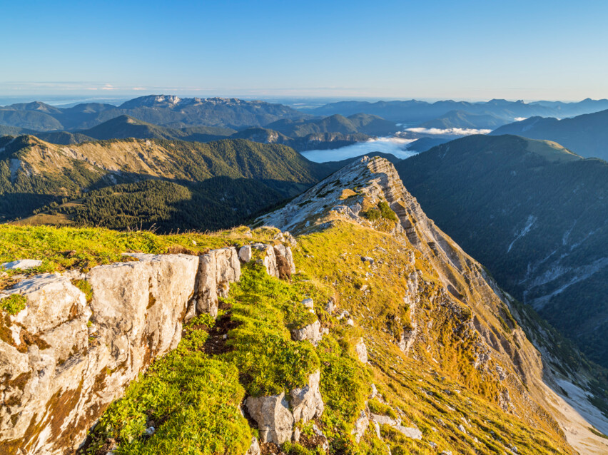 Blick zum Schafreuter und ins Tal bei Sonnenaufgang